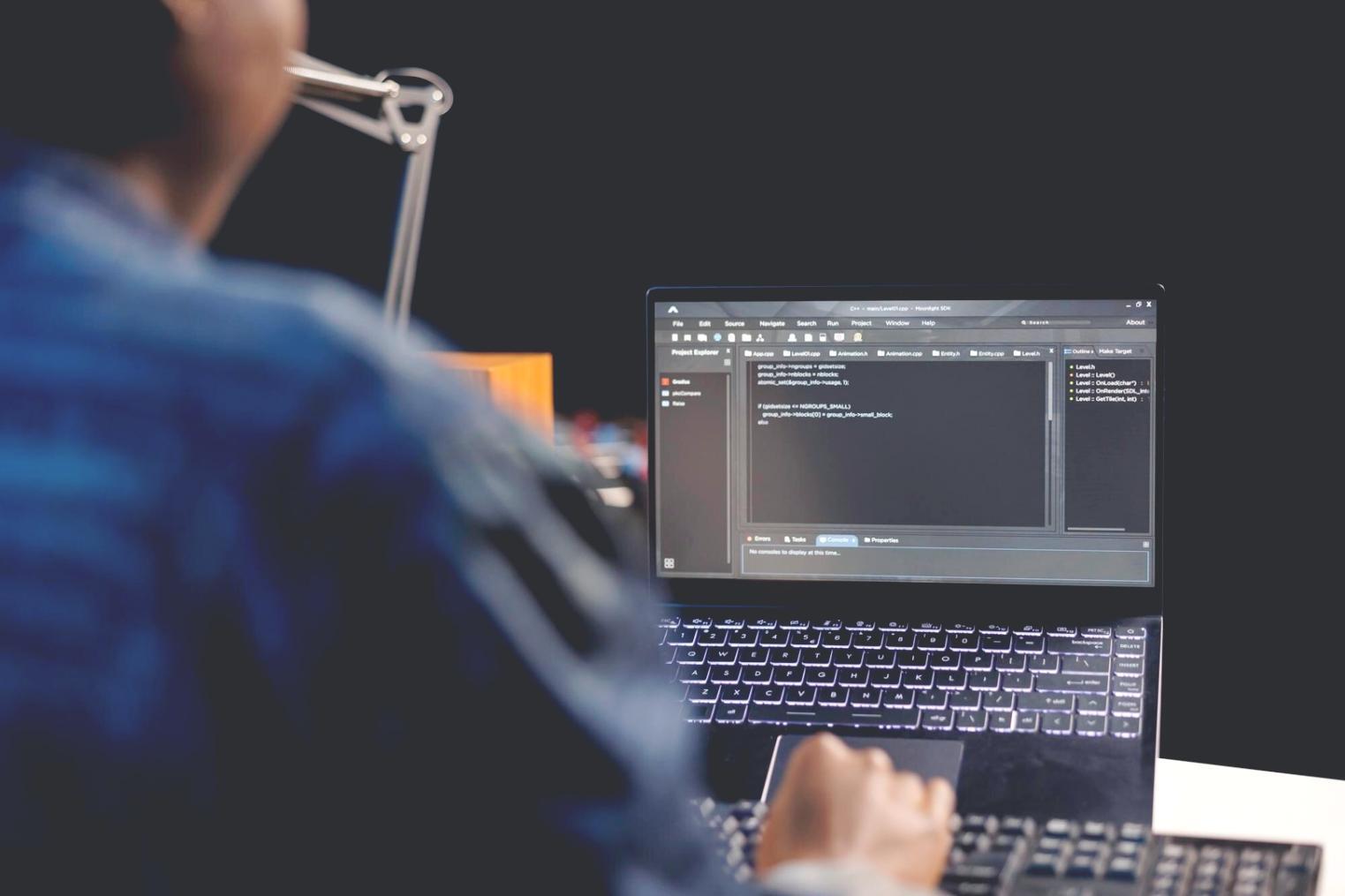 Estudiantes trabajando en proyectos Android