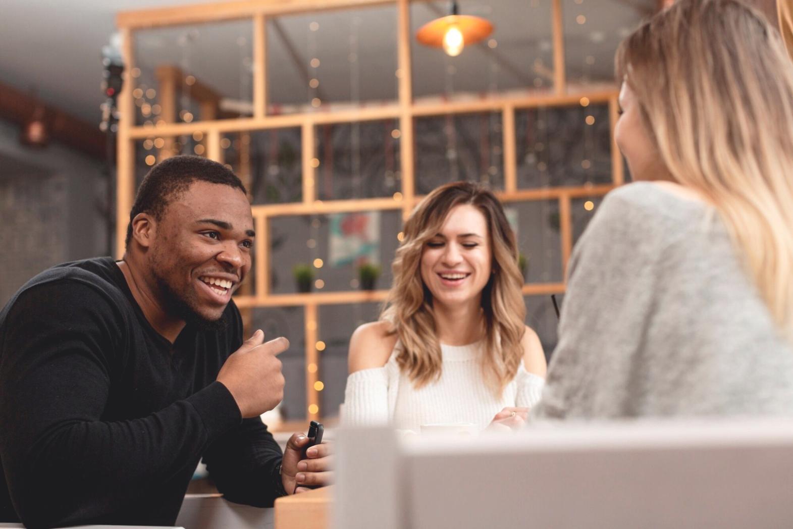 Pantallas de aplicaciones Android en dispositivos móviles