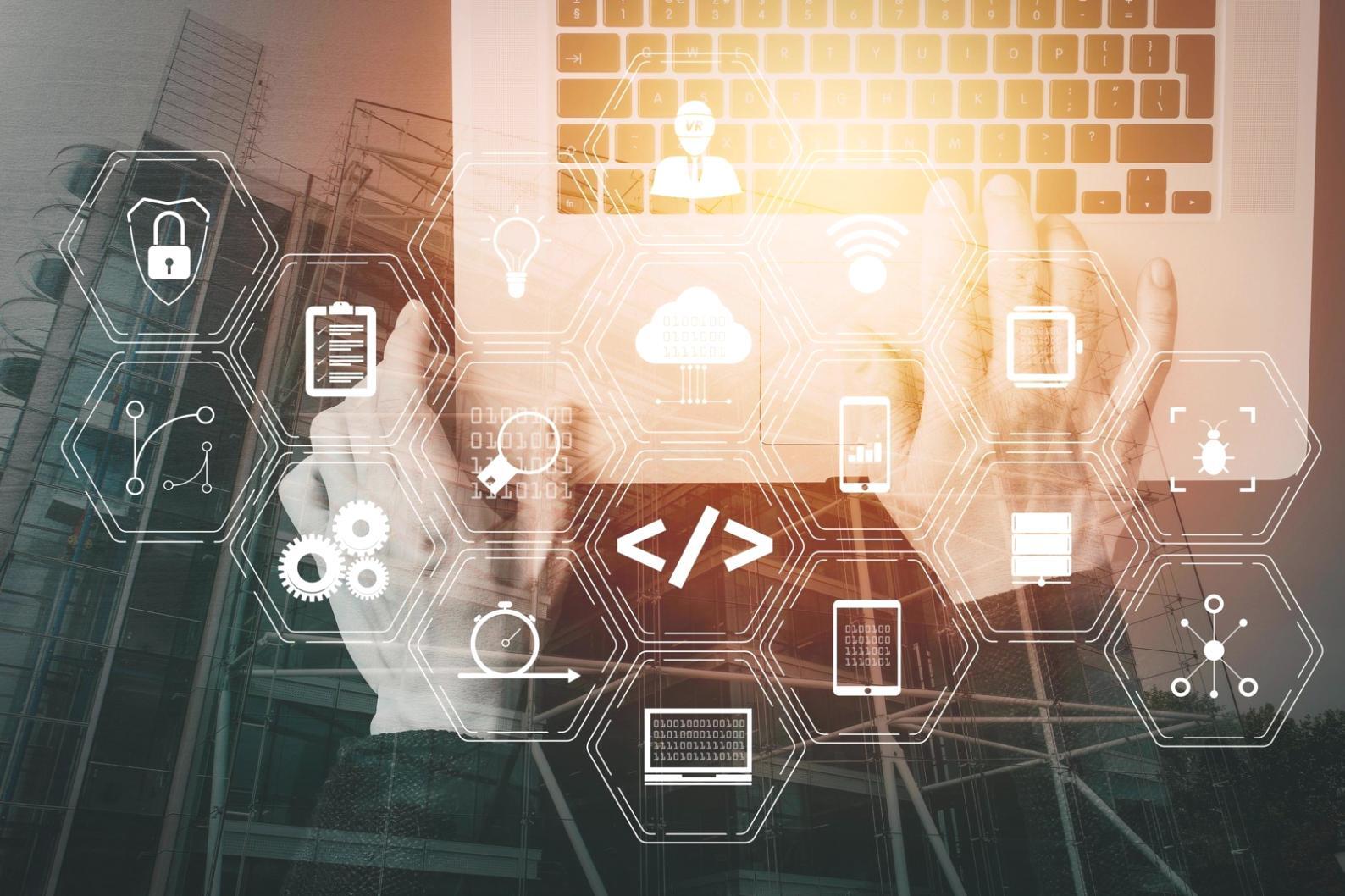 Estudiantes colaborando en proyecto de desarrollo Android